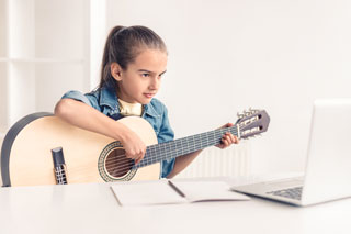 Girl taking Online Guitar Lessons at juggle street